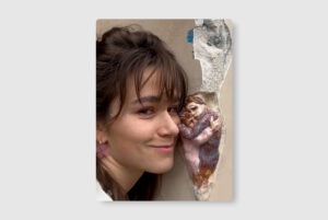 «Мои скульптуры — это то, что должно было случиться». Петербурженка ставит человечков в трещинах домов. Чего она получила больше: критики или поддержки