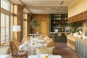 Напиток из первого в СССР коктейльного бара, марокканские маринады и осьминог на гриле. Что есть и пить в новых петербургских заведениях