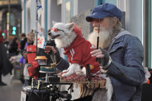 Владимир с белой собачкой Беллой «лают счастья» на Невском десять лет. Их зовут на корпоративы и собачьи похороны. А начинали они на шахте и в цирке