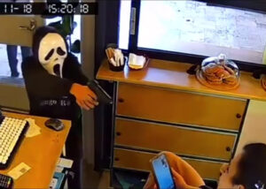 Несовершеннолетние попытались ограбить тату-студию в Тбилиси. Их остановила администратор