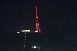 Тбилисскую телебашню подсветили оранжевым.  В честь международной кампании против насилия в отношении женщин