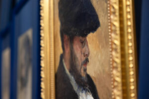 В «Манеже» открыли выставку о династии Бенуа — с мумией и халатом из спектакля БДТ. Вот 6 фактов об экспозиции и семье художников