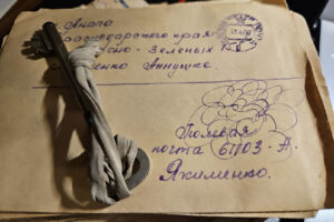 «Прошу, чтобы ты мои письма не выбрасывала». У памятника Ахматовой нашли переписку солдата с девушкой Анной. Рассказываем о загадочном артефакте Фонтанного дома