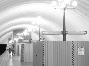 Видели железные короба в метро? Мы проехали все станции, посчитали их и сфотографировали — и рассказываем, зачем они вообще нужны