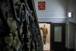 Срочников из Кронштадта судят за сдачу металлолома на 11 миллионов рублей. Они говорят, что делали это под угрозой отправки на фронт — и теперь им снова предлагают воевать