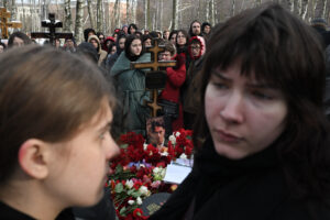 Яблоки, лилии и аплодисменты. Как прошло прощание с солистом Shortparis Николаем Комягиным