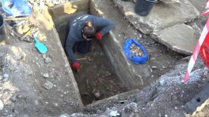 Старинные гробницы во время ремонта дороги обнаружили в Рустави