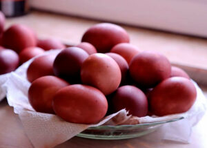 Сегодня — Великая пятница. В Грузии красят яйца