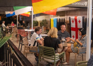 Пять мест: где в Тбилиси практиковать свой английский с носителями