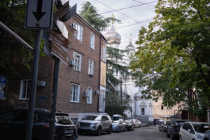 Здесь творилась история. Улица Киачели — место, где уживаются бары, церкви и винтажки